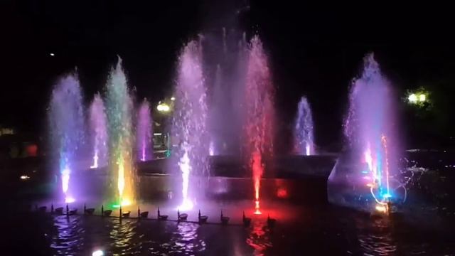 В Евпатории все фонтаны вот такие яркие... смотреть онлайн