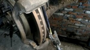 Замена передних тормозных колодок Nissan Navara ??