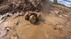 Огромная машинка на больших колесах из пены. Пускаем в воду и грязь. RC Kids