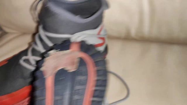 Демисезонные кроссовки Nike Terra Sertig Boot. Ремонт стертой подошвы. смотреть онлайн