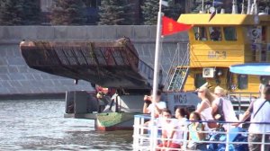 Самоходное судно-мусоросборщик МС-3 в работе на Москва-реке