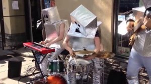 Живые Роботы На Улице Очень Классно Играет Музыку Из Daft Punk
