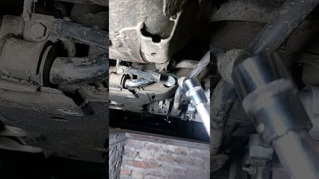 Renault Symbol 2003. Замена втулок стабилизатора. Типа лайфхак. смотреть онлайн