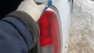 Как снять задний фонарь на автомобиле Skoda Roomster