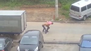 человека запихнули в багажникна глазах у прохожих и увезли