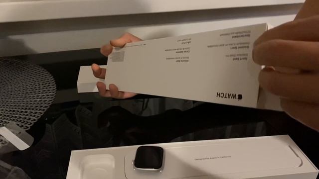 Apple Watch SE 40mm Silver Aluminium Case With White Sport Band Unboxing