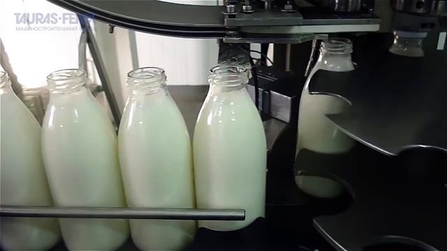 Розлив молока в стеклянные бутылки с закруткой крышки и наклейкой этикетки на линии розлива 3000