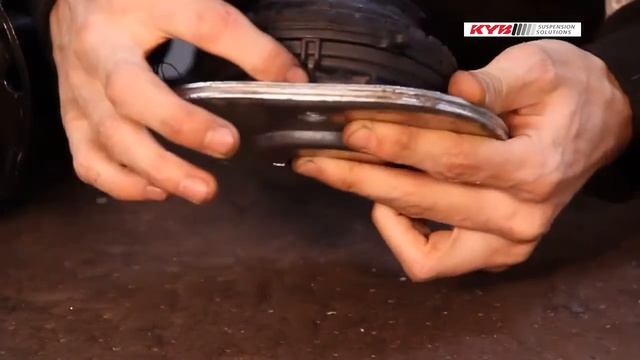 Land Rover Freelander II - FRONT - Передние амортизаторы KYB установка смотреть онлайн