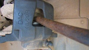 Замена передних тормозных колодок Ланос, как вдавить поршень