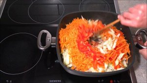 Фунчоза с фаршем и овощами.