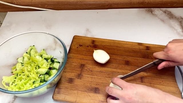 Салат из огурцов и помидоров!Салат на каждый день!Проста и вкусно!