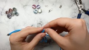 БРАСЛЕТ ИЗ ШНУРОВ И ШАРМОВ | EASY TUTORIAL