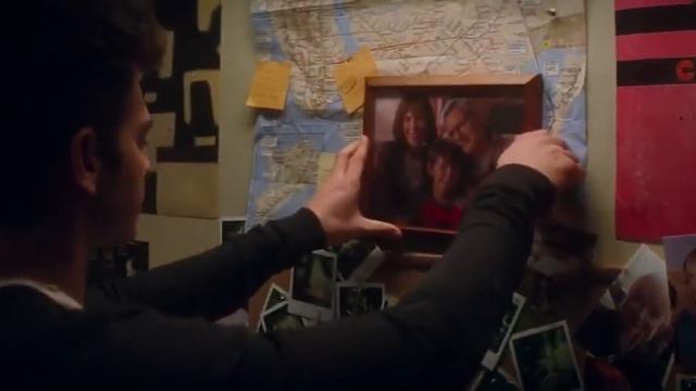 Питер Паркер слушает песню qone смотреть онлайн