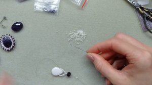 Серьги с аметистом и перламутром. Оплетение бусины.