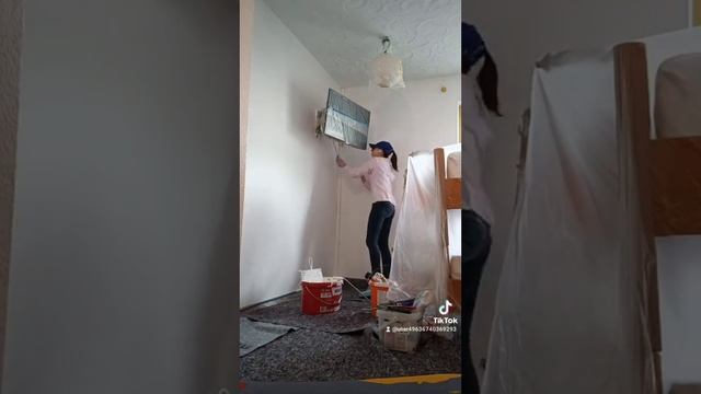 Покраска стен. 2 этап. Красим углы, мелкие детали и места, где большим валиком не длстать смотреть онлайн