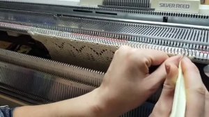 узор листики с ручной деккеровкой на вязальной машине silver reed SK 280/60