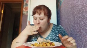 Мукбанг жареная картошка курица запеченая(спинка) 😋😋😋