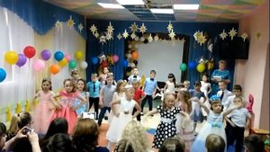 Весёлый танец на выпускном в детском саду /ДО-РЕ-МИ
