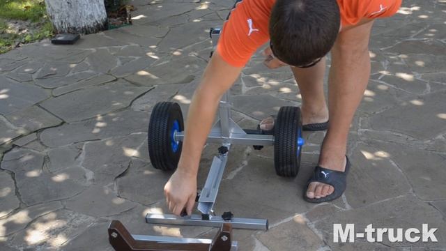Тележка для перевозки навесного лодочного мотора.Тележка "M-truck" в эксплуатации.