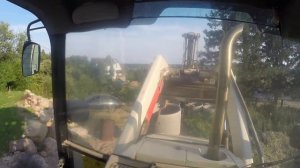 Как сделать колодец на загородном участке. Экскаватор-погрузчик ТЕРЕКС TEREX TLB 840 копает.