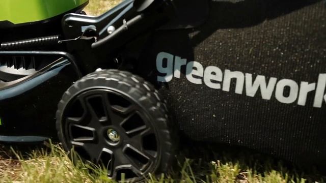 Ухаживаем за газоном с помощью газонокосилки и аэратора смотреть онлайн