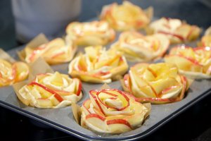 РОЗЫ ИЗ ЯБЛОК. Слоеная выпечка яблочные розы