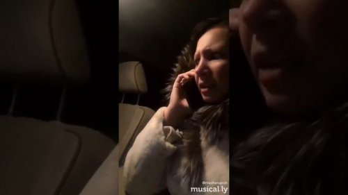 Қызды труси арқылы саусақтарымен мастурбациялайды