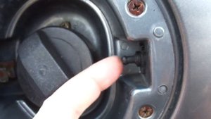 Geely ck регулировка лючка бензобака