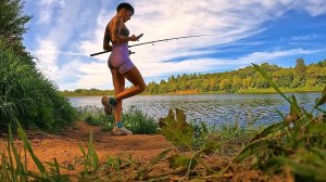 НАШЛА ЯМУ НА РЕКЕ! Палатка на холме. ЛЕЩ НА ФИДЕР. Осень #346