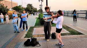 Скрипачи на набережной Волги исполняют красивую музыку.Уличные музыканты