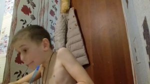 Мама учит уроки с ребёнком