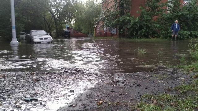 ЗАТОПИЛО УЛИЦЫ ПОСЛЕ ЛИВНЯ смотреть онлайн