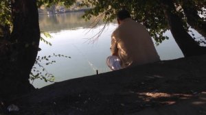 Ловля рыбы сетями на городском озере Бельц