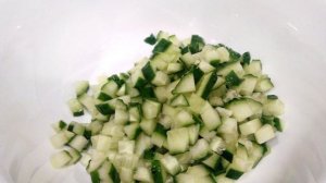 Мясной салат с кукурузой, огурцом и помидором