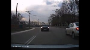 ВИДЕО ДТП в Харькове: Toyota Rav4 протаранила Citroen C-Elysee - водителя спас ремень безопасности