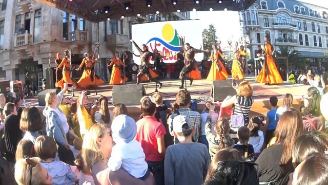 Батуми.Грузия.Грузинские танцы на улицах Батуми.Душа Грузии!