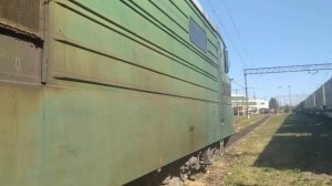 Обзор круглофарого зелёного электровоза ВЛ10-1535 в ожидании порезки