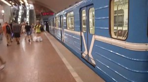 Пятивагонный! Метро-поезд 81-717-714 (2-0-2) на станции Заельцовская