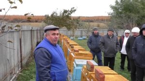 Гостеприимный хозяин Александр (блогер ANT97) Знакомит со своим пчелохозяйством   ( Часть 3-1)