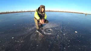 БЕЗУМНАЯ РАЗДАЧА ОКУНЕЙ ПО ПЕРВОМУ ЛЬДУ!!!! РЫБАЛКА ЗА ПОЛЯРНЫМ КРУГОМ