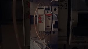 Подключаем вентилятор к двум разным контурам освещения с задержкой времени отключения.