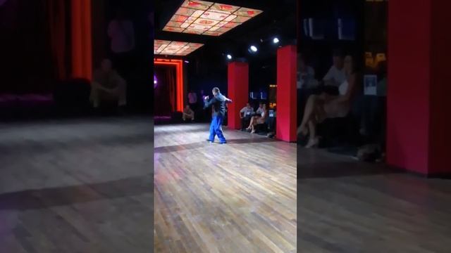 Samantha Dispari y Santiago Fina bailan en Marabú - Milonga de Buenos Aires - Francisco Canaro смотреть онлайн