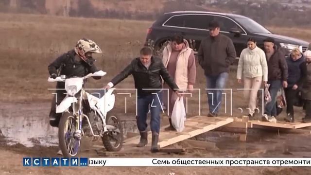 Чтобы перебраться через Оку жители Павловского района топят в грязи машины и увязают сами смотреть онлайн