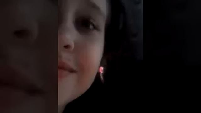 Наглый попугай грызет лист смотреть онлайн