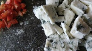 Инжир, запеченный в беконе с голубым сыром