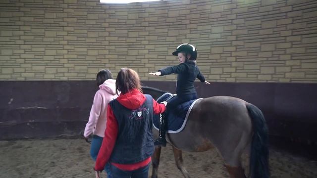 Иппотерапия и развивающие занятия для детей и взрослых в школе верховой езды «Спирит». смотреть онлайн