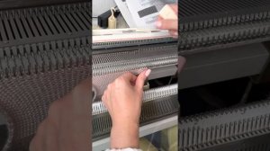 Тестирую резинку + обработка бокового края __ Машинное вязание