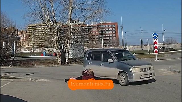 ДТП на парковке у Окея на Профсоюзной в Тюмени. Водитель "праворучки" сбил женщину, 17.04.2022