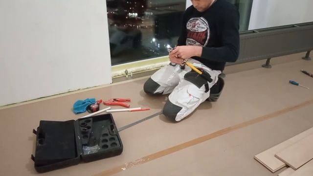 Установка Радиатора Отопления. Установка напольного  радиатора