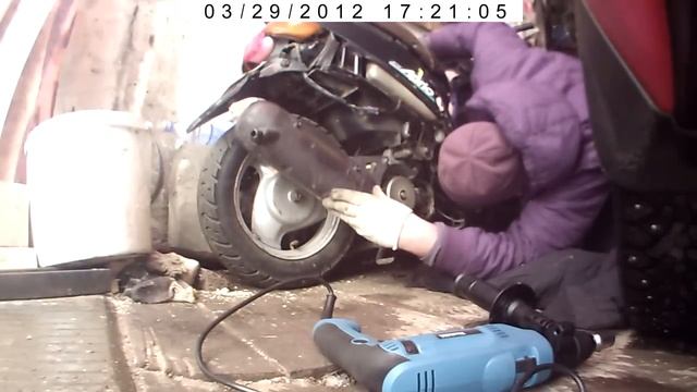 Постановка скутера на центральную подножку